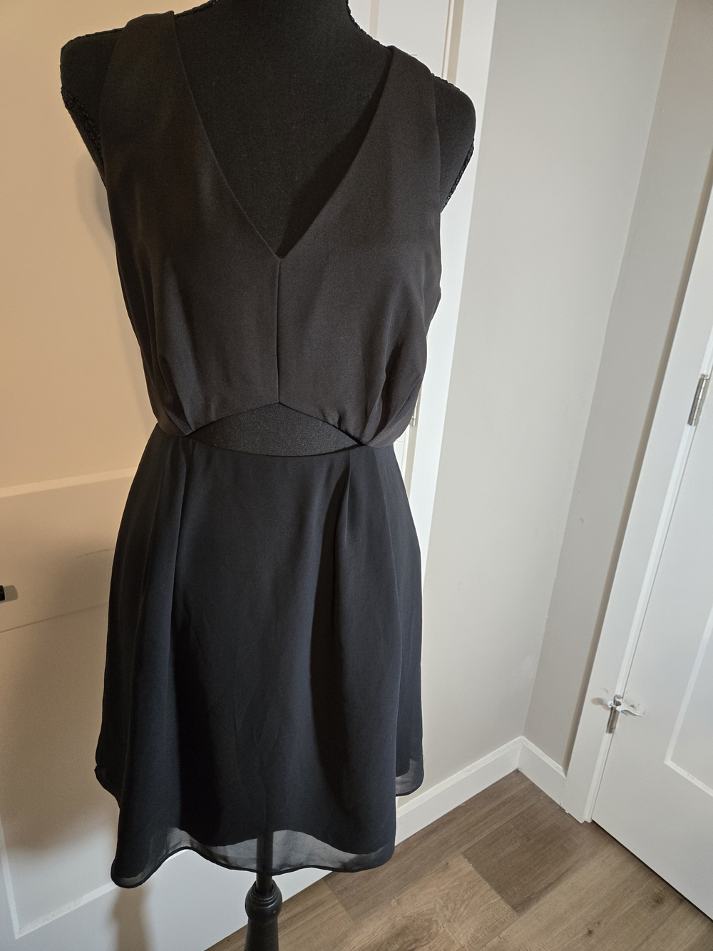 BCBGeneration Black V-Neck Cutout Chiffon Mini Dress Size 6